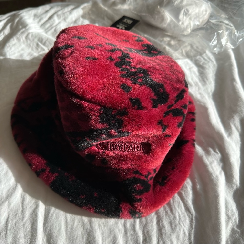 SOLD | Ivy Park Reversible Bucket hat